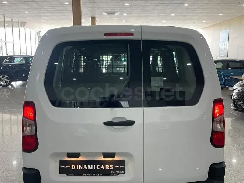 Usado Citroën Berlingo Live 102 CV (75 kW) 2023 Blanco Monovolumen