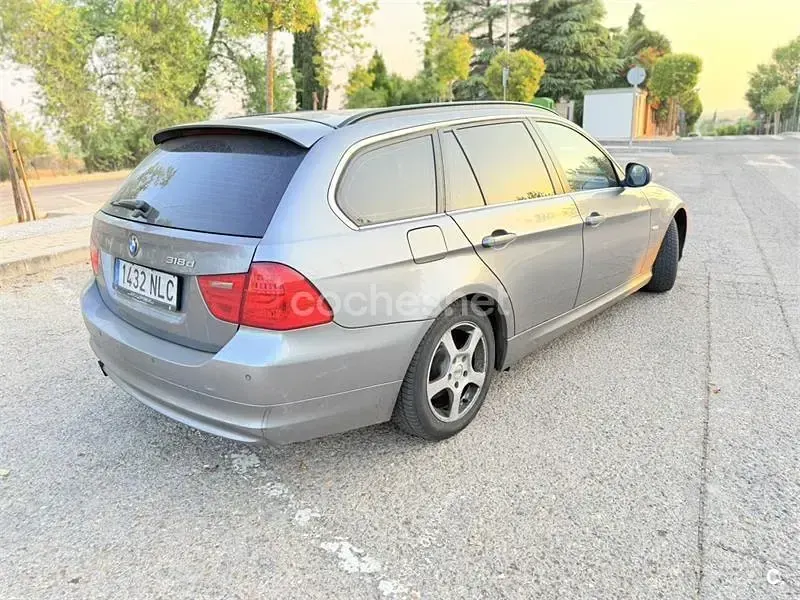 Usado BMW 318 143 CV (105 kW) 2011 Gris / plata Familiar