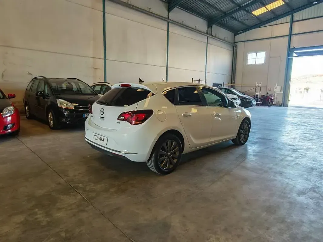 Usado Opel Astra Sportive 110 CV (80 kW) 2013 Blanco Utilitario
