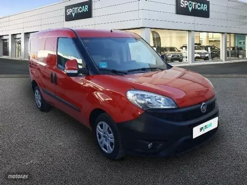 Usado Fiat Doblò 105 CV (77 kW) 2017 Rojo Monovolumen