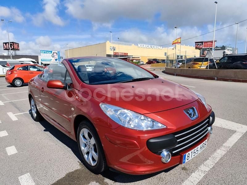 Usado Peugeot 307 CC 143 CV (105 kW) 2006 Granate Descapotable