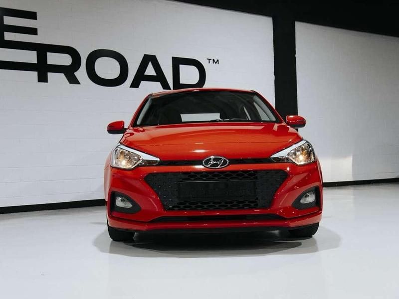 Usado Hyundai i20 75 CV (55 kW) 2019 Rojo Utilitario