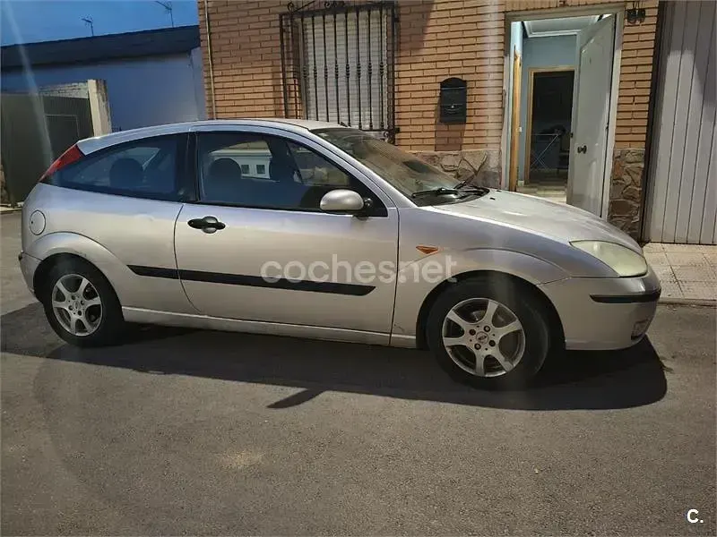 Usado Ford Focus Trend 115 CV (84 kW) 2002 Gris / plata Berlina