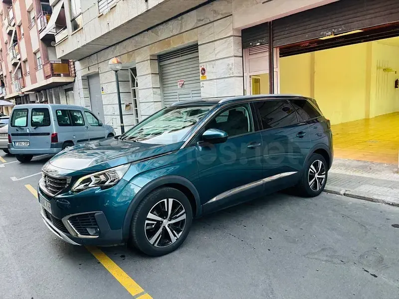 Usado Peugeot 5008 Allure 130 HP (95 kW) 2018 Azul SUV
