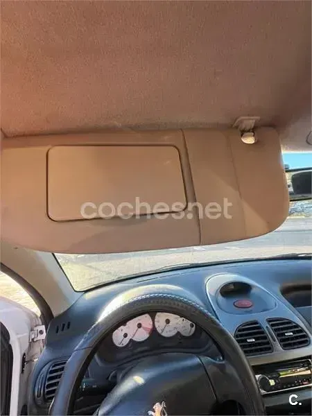 Usado Peugeot 206 70 CV (51 kW) 2004 Blanco Berlina