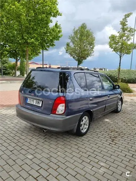 Usado Kia Carens 110 CV (80 kW) 2002 Azul Monovolumen