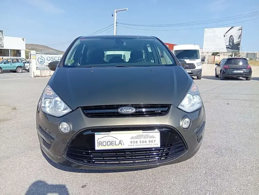 Usado Ford S-MAX Trend 140 CV (102 kW) 2011 Marrón Monovolumen