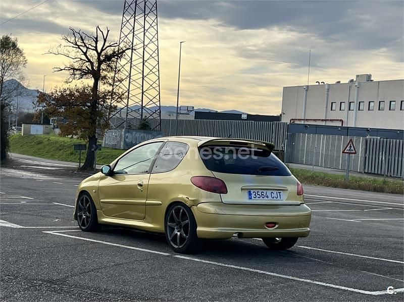 Usado Peugeot 206 110 CV (80 kW) 2003 Amarillo Berlina