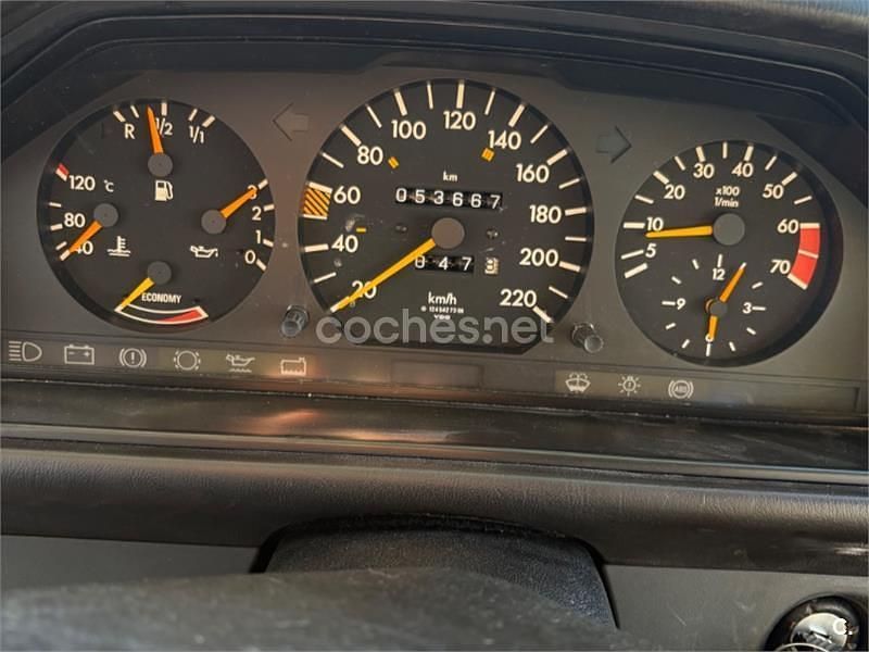 Usado Mercedes E220 150 CV (110 kW) 1993 Blanco Familiar