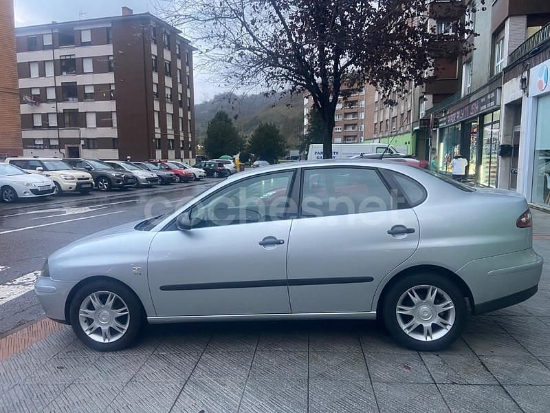 Usado Seat Cordoba Reference 100 CV (73 kW) 2006 Gris / plata Berlina