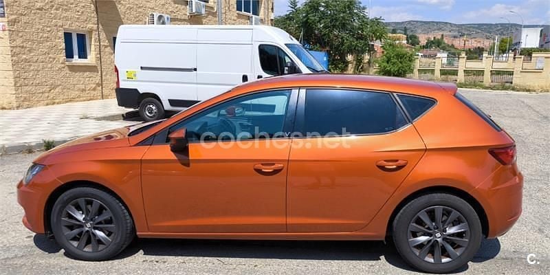 Usado Seat Leon Style 125 CV (91 kW) 2018 Naranja Berlina