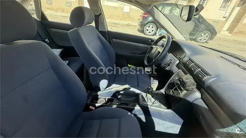Usado Audi A4 110 CV (80 kW) 1999 Gris / plata Berlina