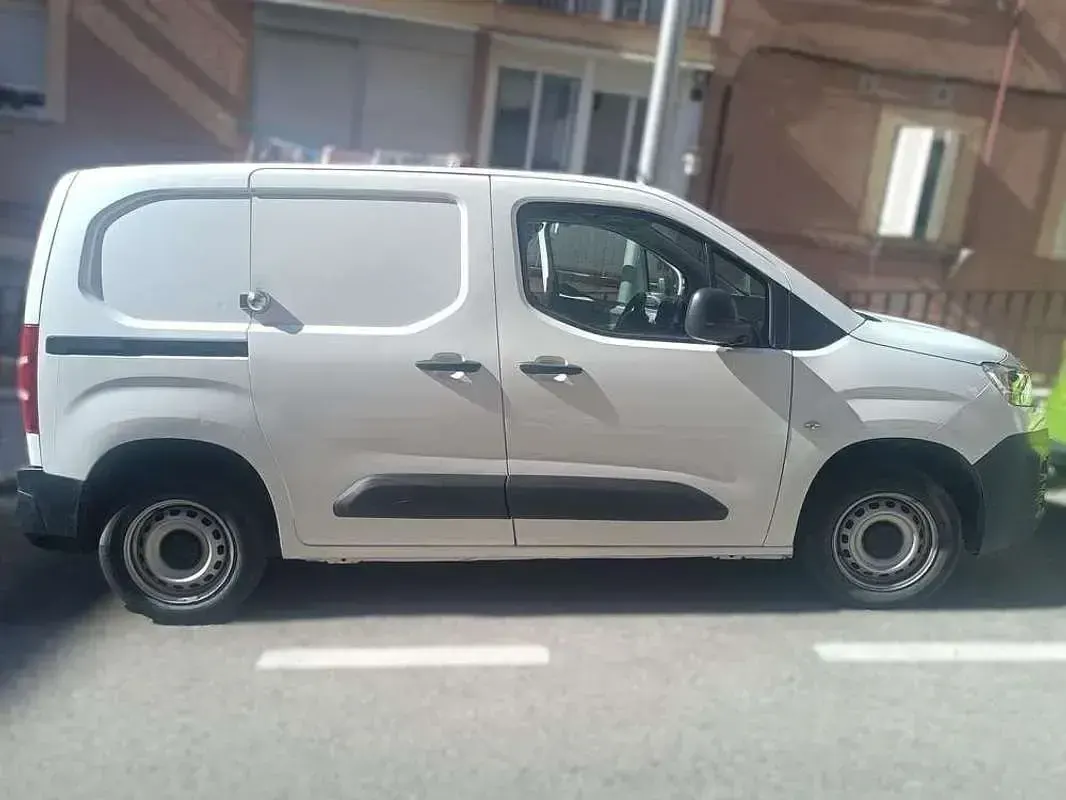 Usado Citroën Berlingo Feel 102 CV (75 kW) 2021 Blanco Monovolumen