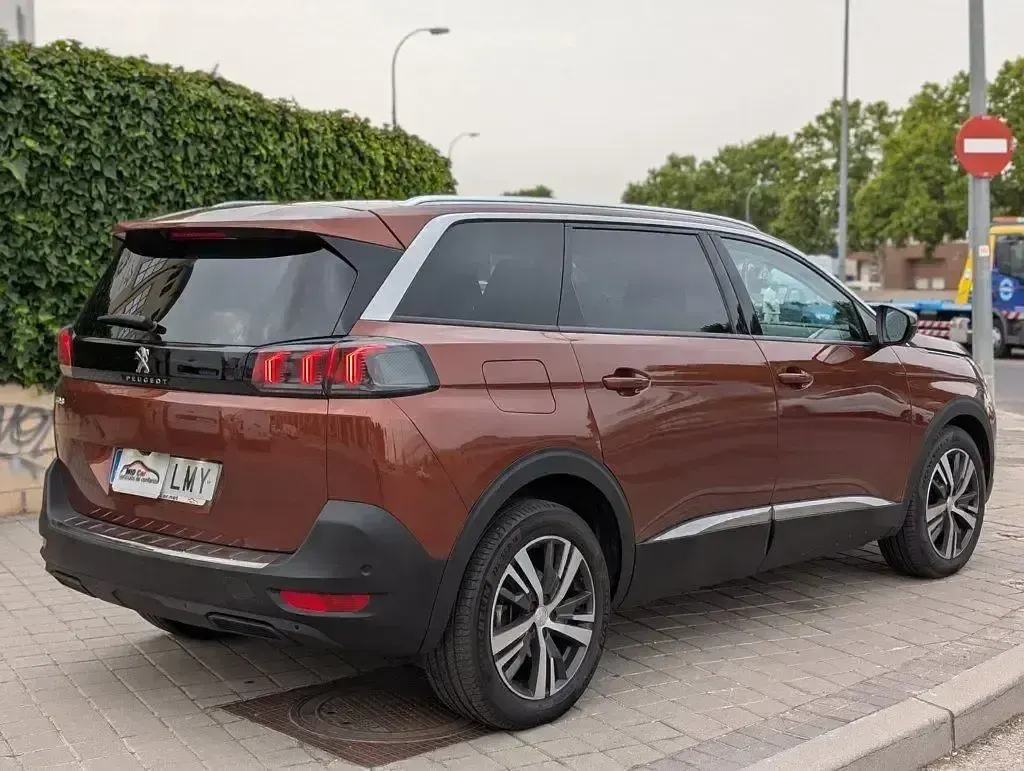 Usado Peugeot 5008 GT 180 CV (132 kW) 2021 Marrón SUV