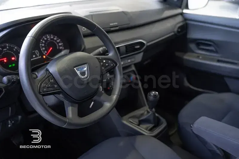Usado Dacia Sandero Acces 67 CV (49 kW) 2021 Blanco Berlina