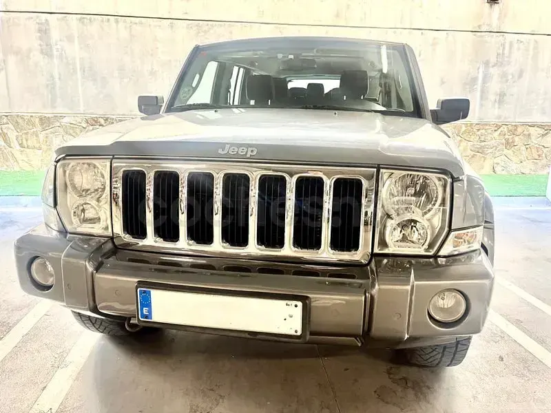 Usado Jeep Commander Overland 218 CV (160 kW) 2009 Gris / plata SUV