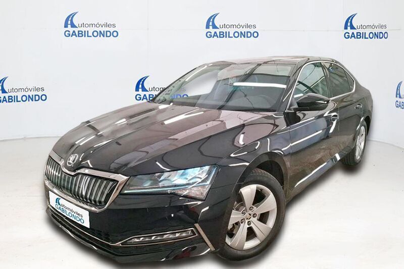 Negro Usado 2021 Skoda Superb LAURIN & KLEMENT Berlina | 27.900 € - Imagen 1/4