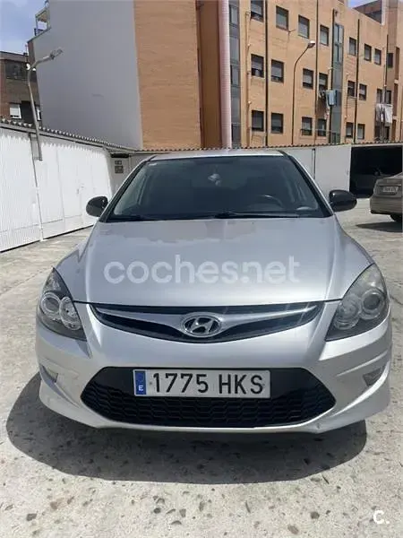 Usado Hyundai i30 Classic 90 CV (66 kW) 2012 Gris / plata Berlina