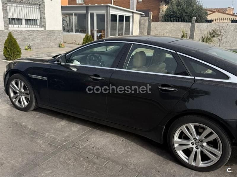 Usado Jaguar XJ Luxury 275 CV (202 kW) 2012 Negro Berlina