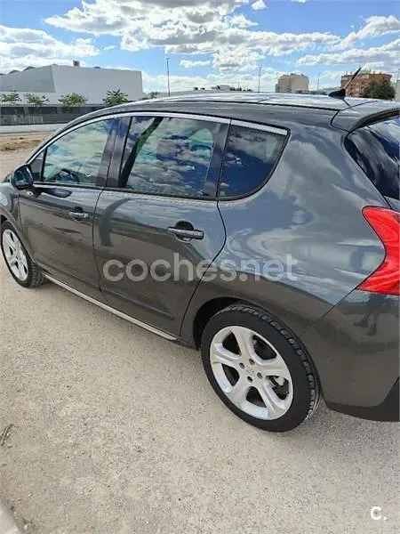 Usado Peugeot 3008 Sport 110 CV (80 kW) 2010 Gris / plata Familiar