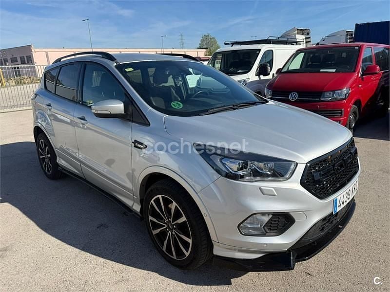 Usado Ford Kuga ST-Line 150 CV (110 kW) 2018 Gris / plata SUV