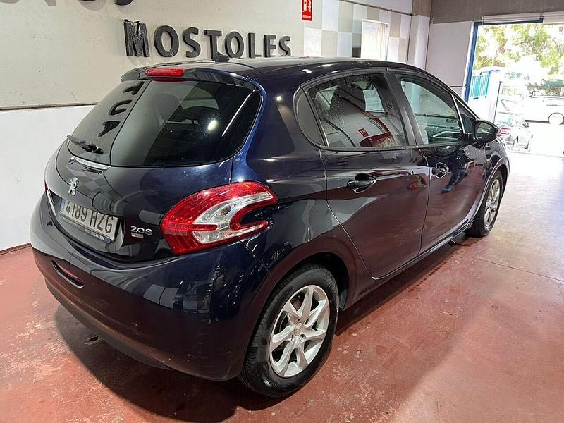 Usado Peugeot 208 Allure 92 CV (67 kW) 2014 Negro Utilitario