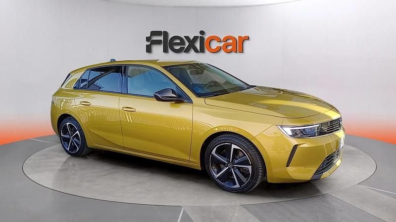 Usado Opel Astra 181 CV (133 kW) 2022 Amarillo Berlina