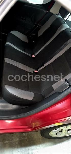 Usado Peugeot 207 70 CV (51 kW) 2008 Rojo Berlina