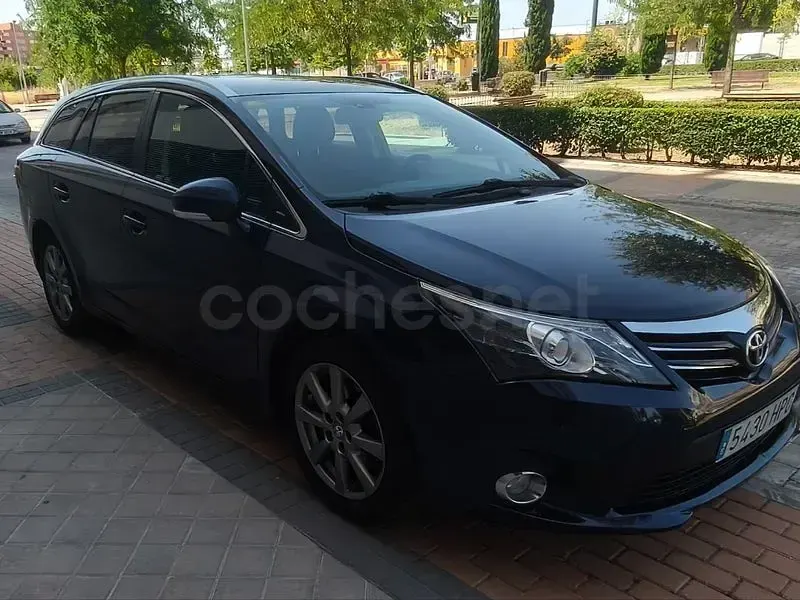 Usado Toyota Avensis Advance 124 CV (91 kW) 2013 Azul Familiar