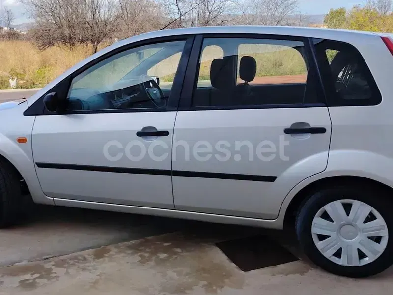 Usado Ford Fiesta 80 CV (58 kW) 2005 Gris / plata Utilitario