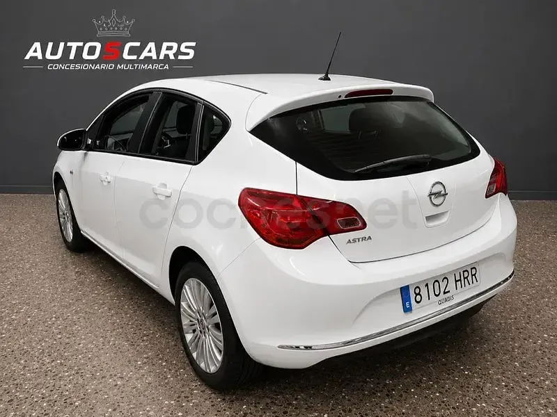Usado Opel Astra Selective 115 CV (84 kW) 2013 Blanco Berlina