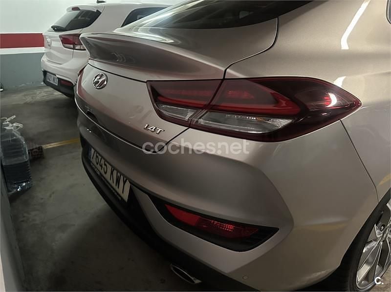 Usado Hyundai i30 140 CV (102 kW) 2019 Gris / plata Berlina