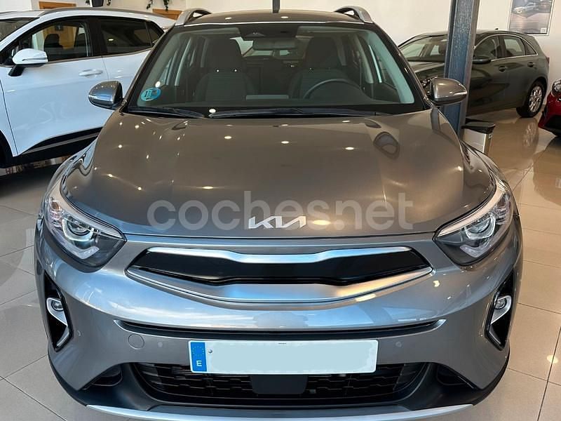 Gris / plata Usado 2024 Kia Stonic SUV | 20.800 € (Un poco caro) - Imagen 1/4