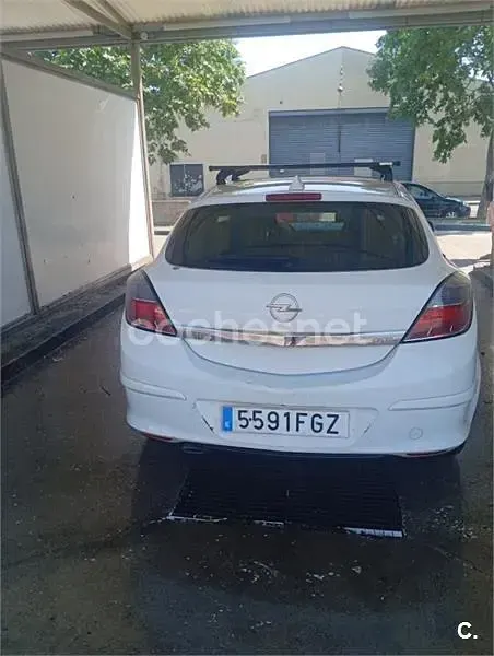 Usado Opel Astra GTC Sport 105 CV (77 kW) 2006 Blanco Berlina