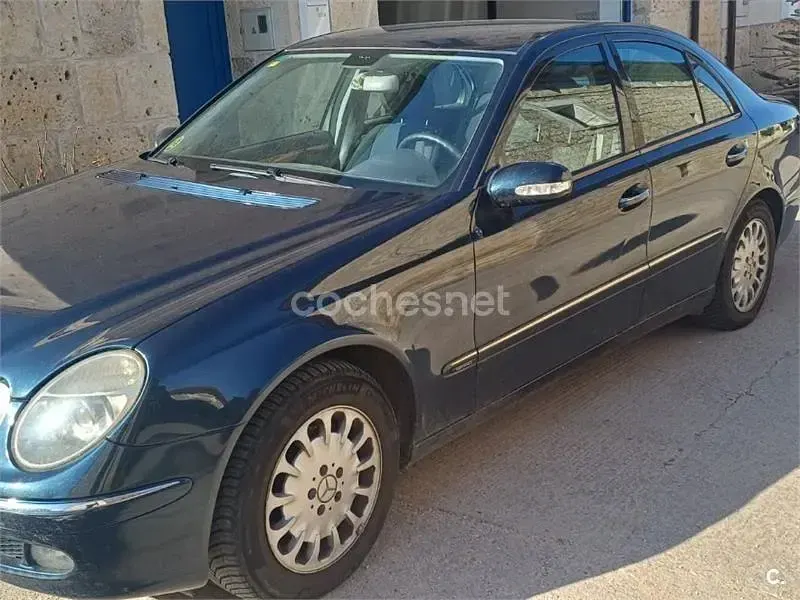 Usado Mercedes E220 Elegance 150 CV (110 kW) 2006 Azul Berlina