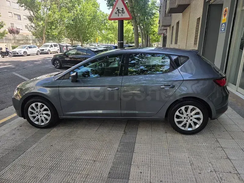 Usado Seat Leon Style 105 CV (77 kW) 2013 Gris / plata Berlina