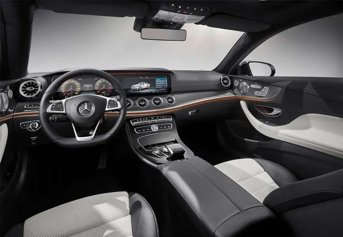 Usado Mercedes E300 245 CV (180 kW) 2017 Plateado Coupe