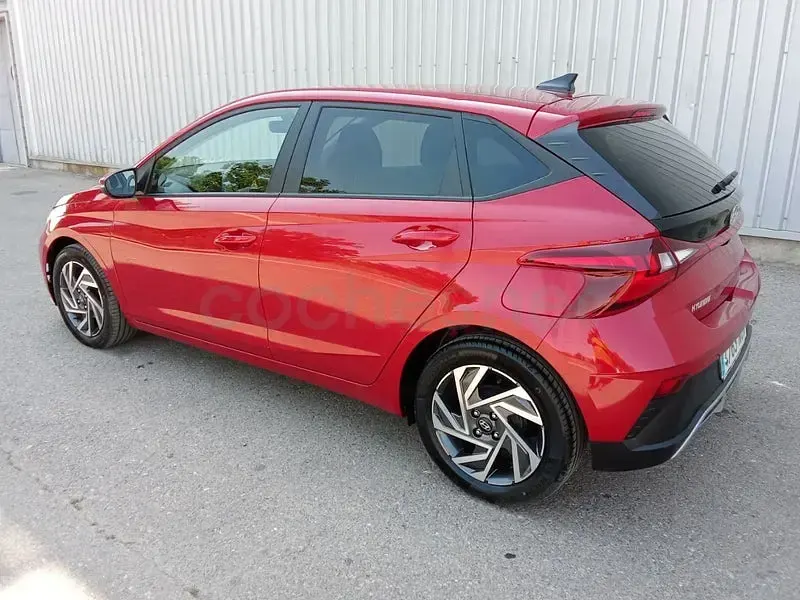 Usado Hyundai i20 79 CV (58 kW) 2025 Granate Utilitario