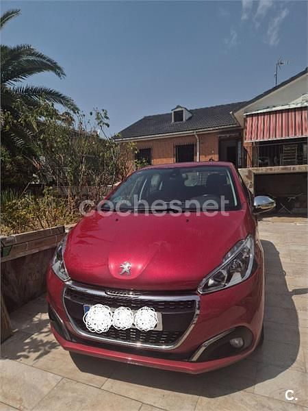Rojo Usado 2017 Peugeot 208 Allure Utilitario | 6300 € (Buen precio) - Imagen 1/4
