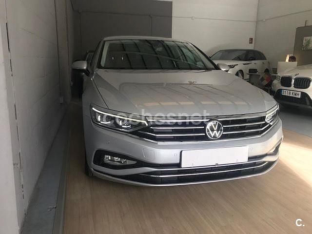 Usado VW Passat Executive 122 CV (89 kW) 2022 Gris / plata Familiar