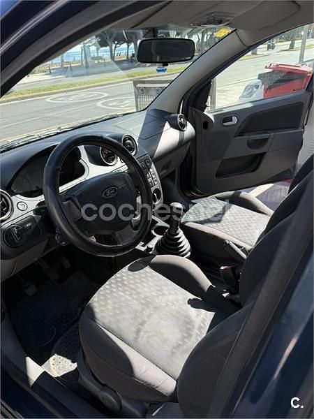 Usado Ford Fiesta Trend 80 CV (58 kW) 2003 Azul Utilitario