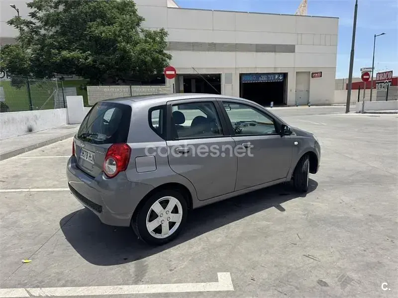 Usado Chevrolet Aveo LS 84 CV (61 kW) 2012 Gris / plata Berlina