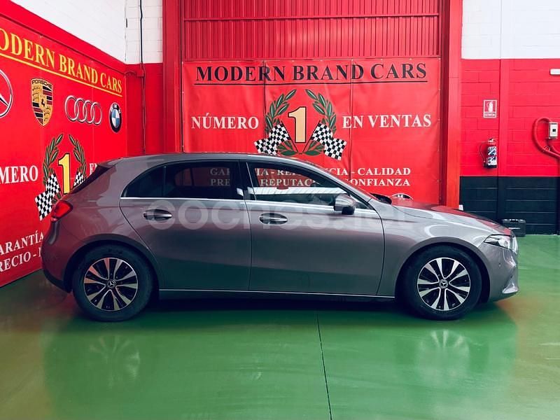 Usado Mercedes A180 116 CV (85 kW) 2022 Gris / plata Berlina