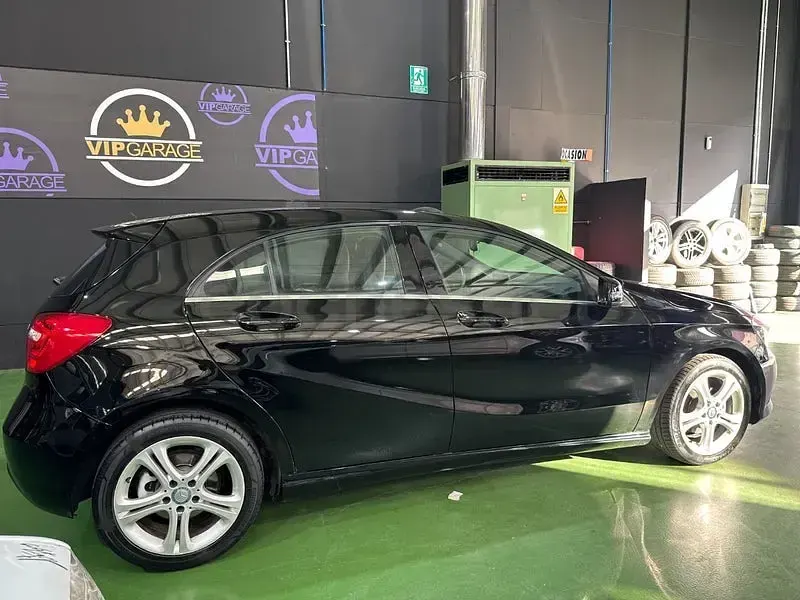 Usado Mercedes A180 Urban 109 CV (80 kW) 2013 Negro Utilitario