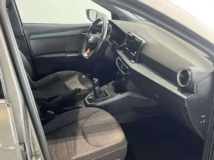 Usado Seat Arona Xperience 115 CV (84 kW) 2025 Gris SUV