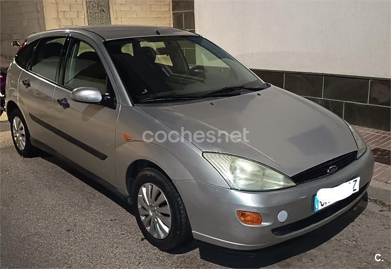 Usado Ford Focus Trend 90 CV (66 kW) 2000 Gris / plata Berlina