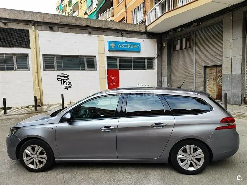 Usado Peugeot 308 SW Active 130 CV (95 kW) 2017 Gris / plata Familiar