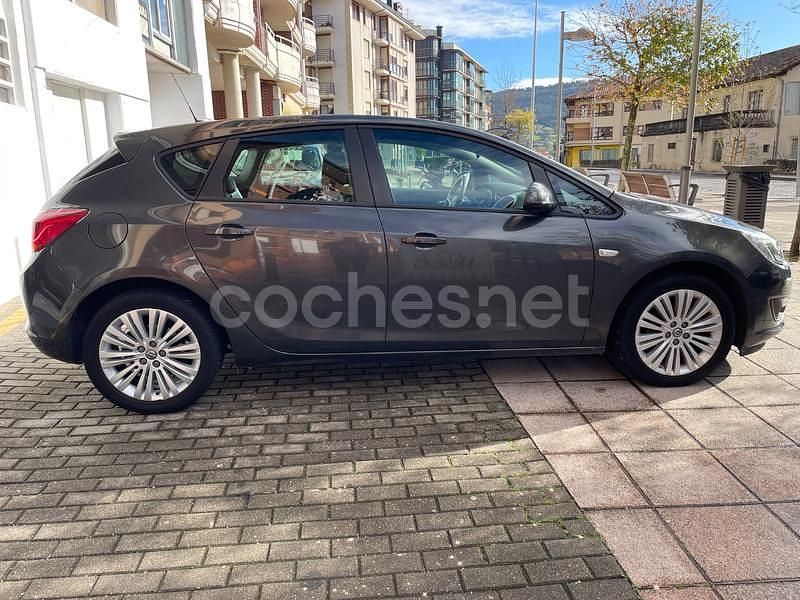 Usado Opel Astra Dynamic 150 CV (110 kW) 2015 Marrón Berlina