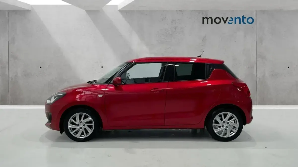 Usado Suzuki Swift 83 CV (61 kW) 2022 Rojo Utilitario