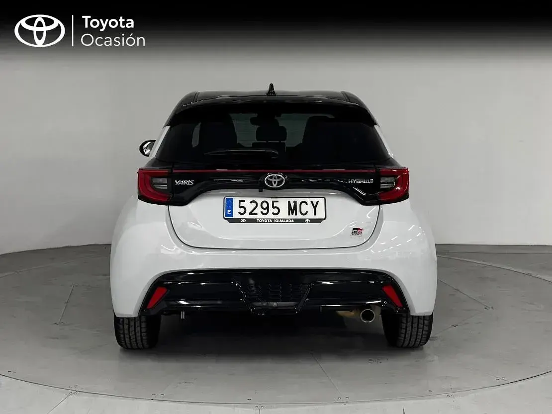 Usado Toyota Yaris Hybrid Sport 116 CV (85 kW) 2022 Bit gris ascari Berlina